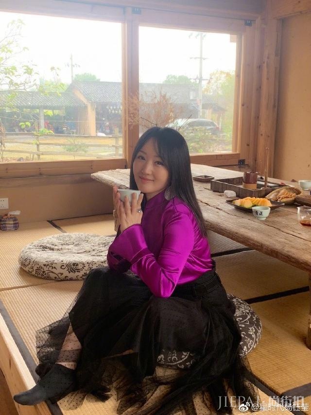 杨钰莹近照曝光:留标志性长发 皮肤光滑白皙像20岁少女