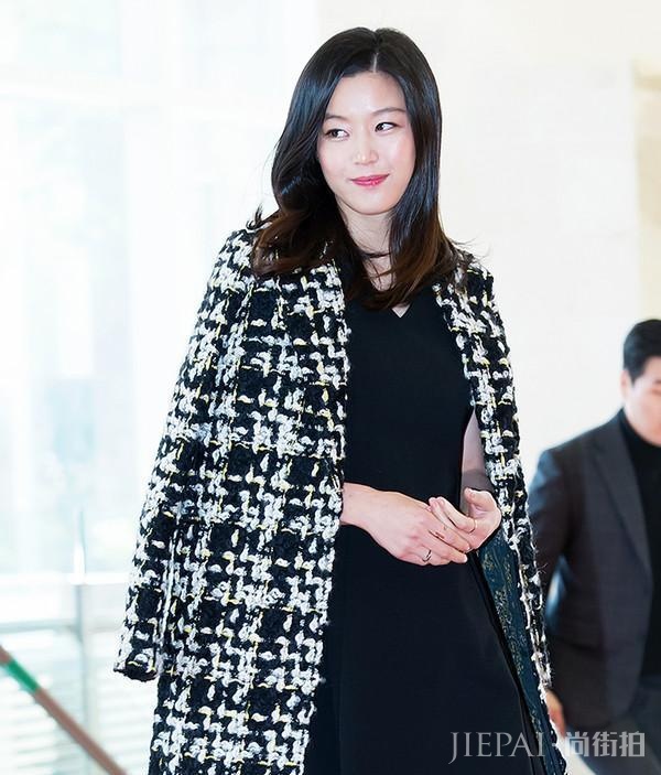 全智贤惊艳,白色连衣裙美成仙女,宛如少女!