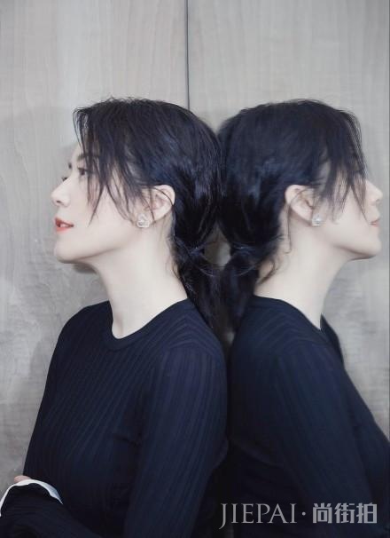 俞飞鸿穿黑色连衣裙减龄20岁,被她的好气质征服了