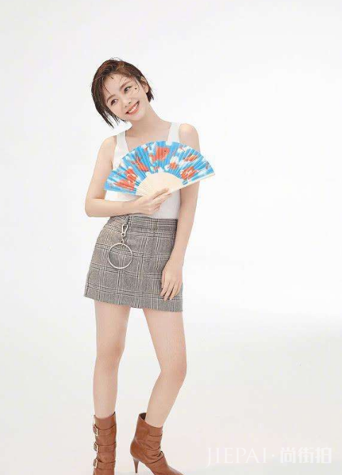 谭松韵少女颜让人服气! 背心短裙百搭造型, 没人穿得比她甜!