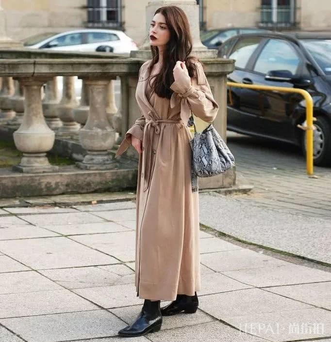 欧美街拍 风衣裙是西装裙之后又一大时髦利器