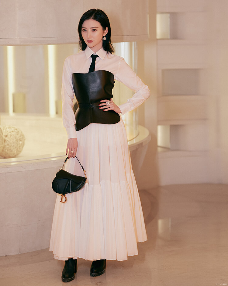 当年的“金丝雀”景甜,如今越来越清新了!一袭浅蓝裙装减龄不少