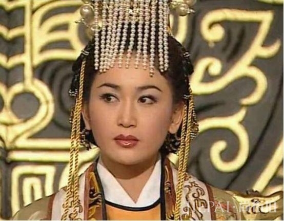 女明星帝王装,赵丽颖典雅,范冰冰霸气,最具女王气质的却是她!