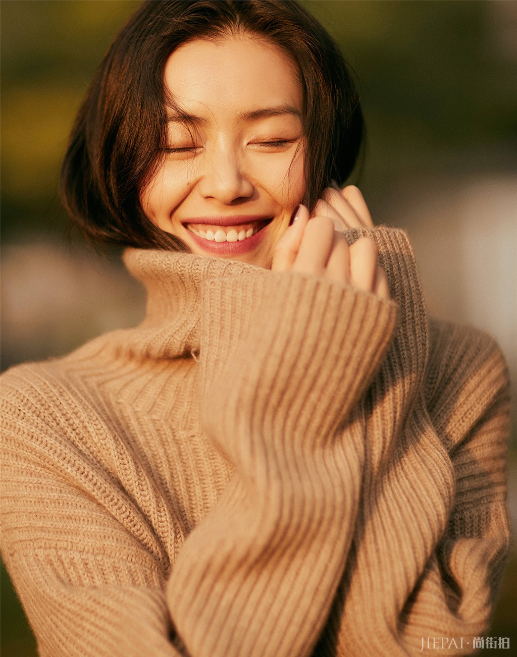 刘雯游西安古城，演绎大地色系的高级感！