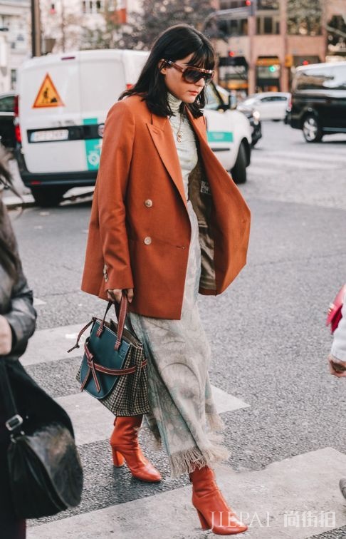 千万别再穿一身黑了，今年最流行的大衣长这样！