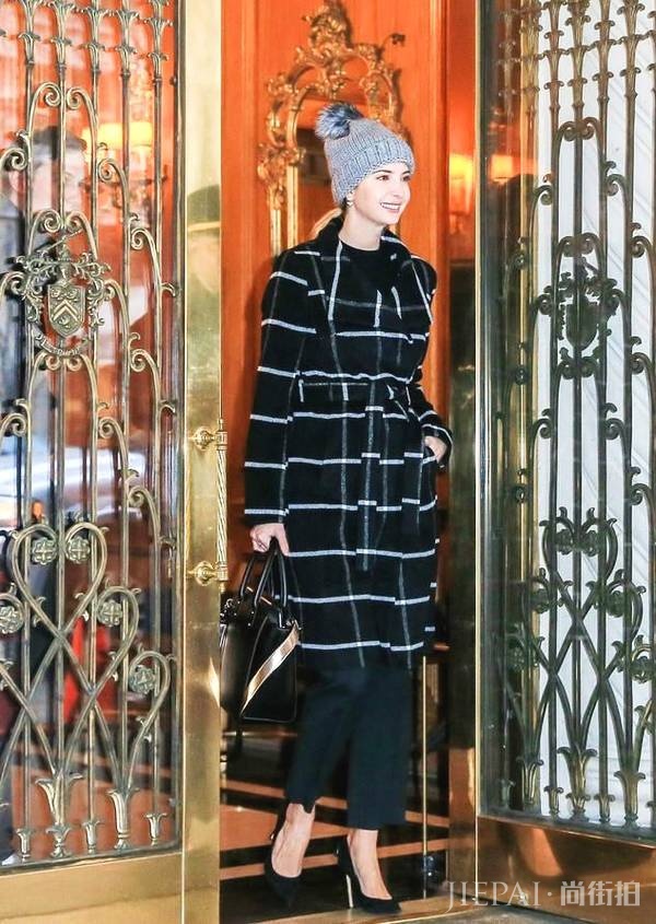 伊万卡穿金色百褶裙配紧身针织衫气质惊艳,真不愧是第一名媛