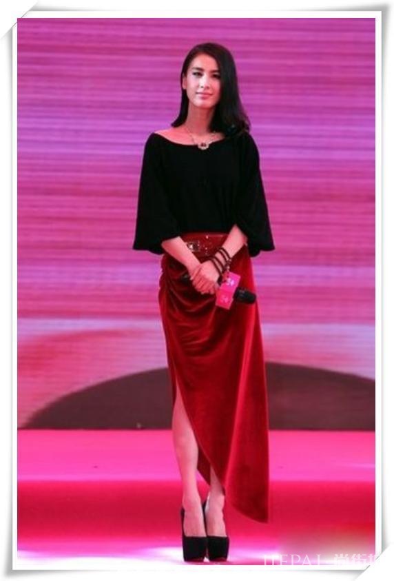 网友喊话黄圣依，你该减肥了！这腿真配不上脸！