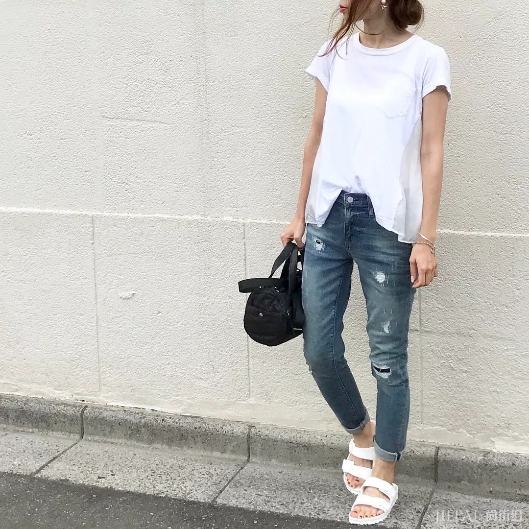 灵活运用简约白上衣的日式穿搭，时尚女孩都这么做！