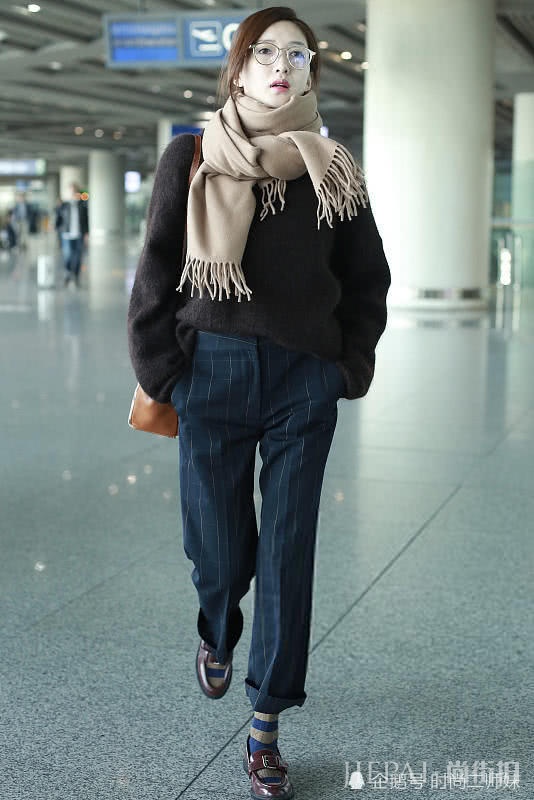 江疏影机场街拍 照片白到发光超美