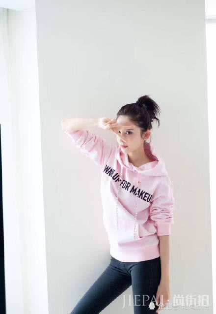 这件巴黎世家红配绿的衣服真丑,古力娜扎全靠自己颜值撑大梁