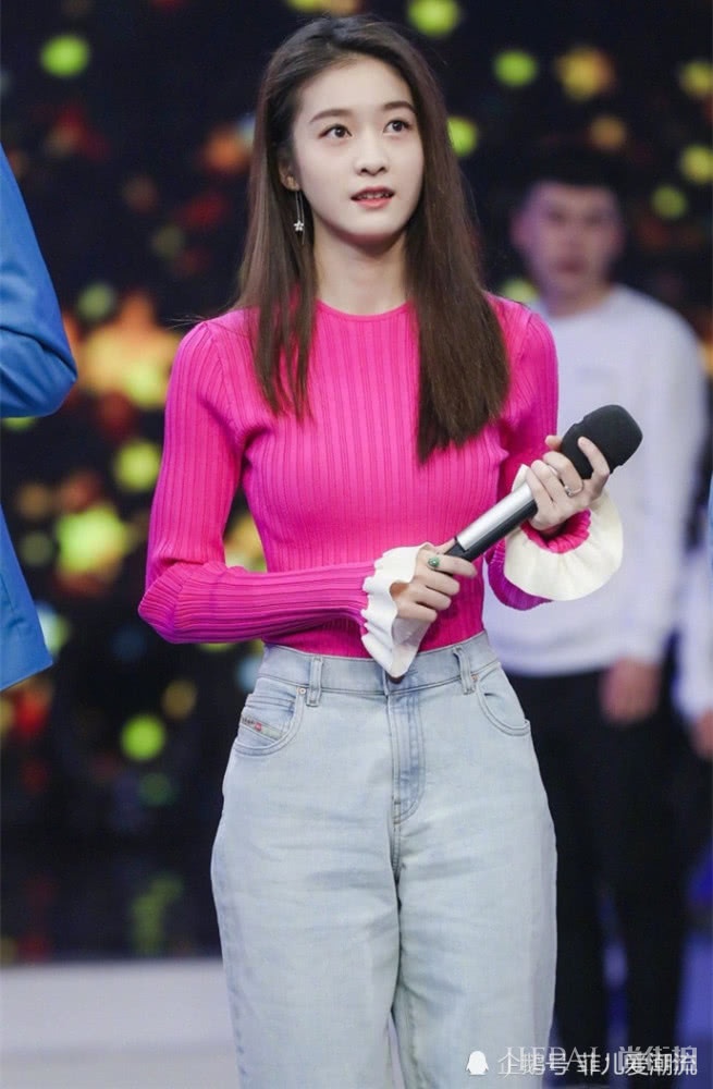 张雪迎太会穿 土掉渣的红毛衣瞬间穿出大牌感