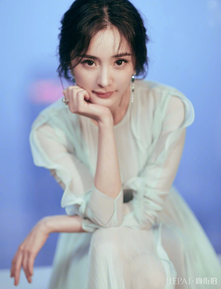 杨幂穿淡绿连衣裙扮次少女风,发型凌乱也很美