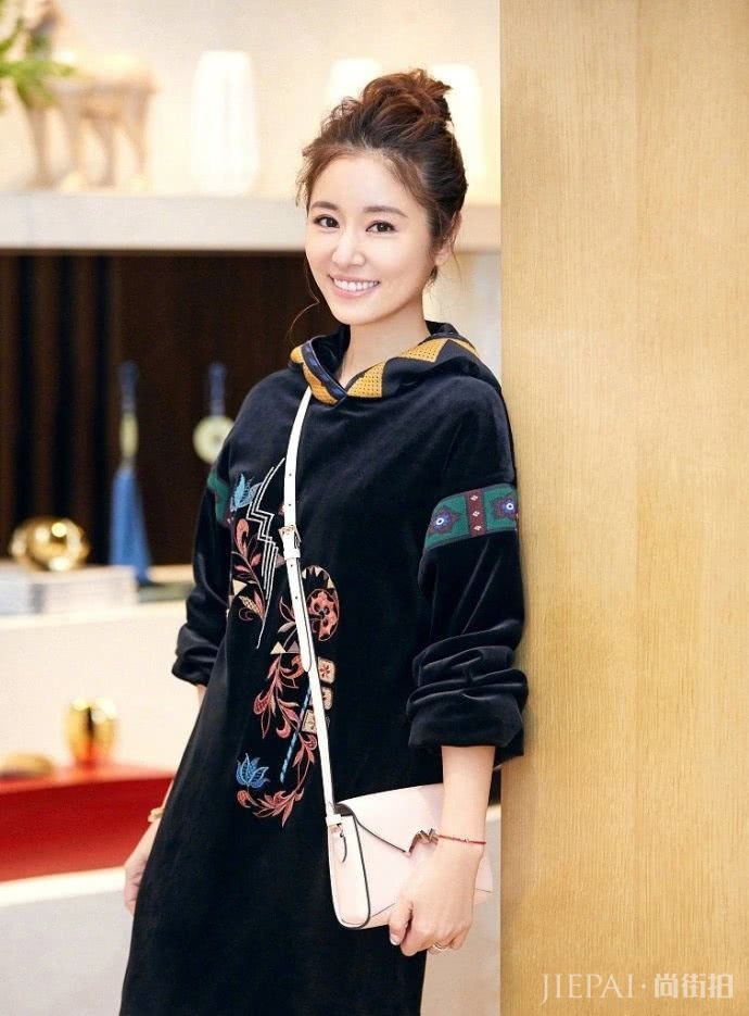 林心如穿牛仔裤秒变小短腿,曾经的筷子腿已不复存在!