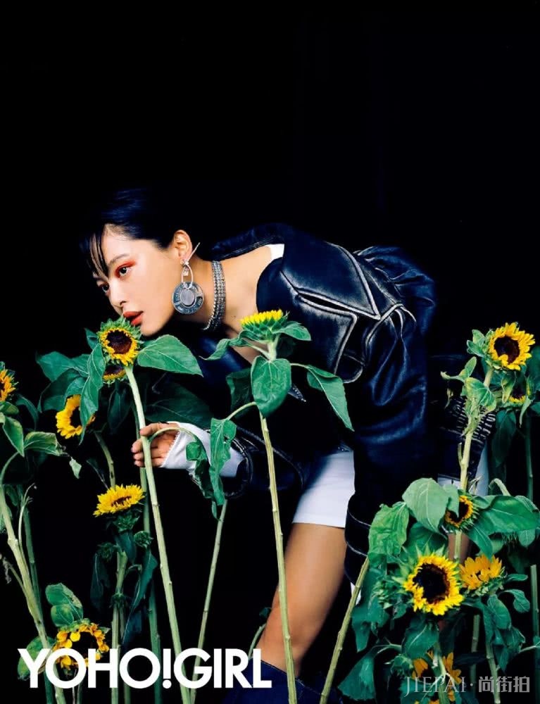 辛芷蕾的手机壳上,大写着“老子会火”。