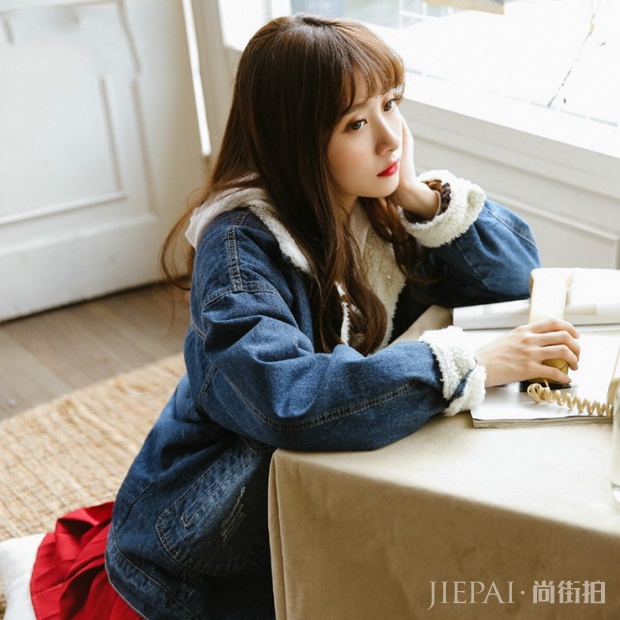 羊绒羔夹克搭配示范，女生冬日流行