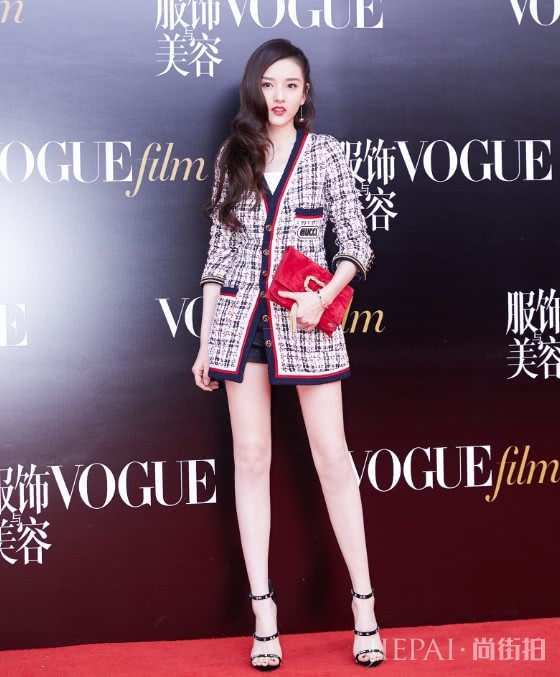 宋祖儿的鞋子真稀奇,绑了3个“头绳”,这“头绳”的弹性真好啊