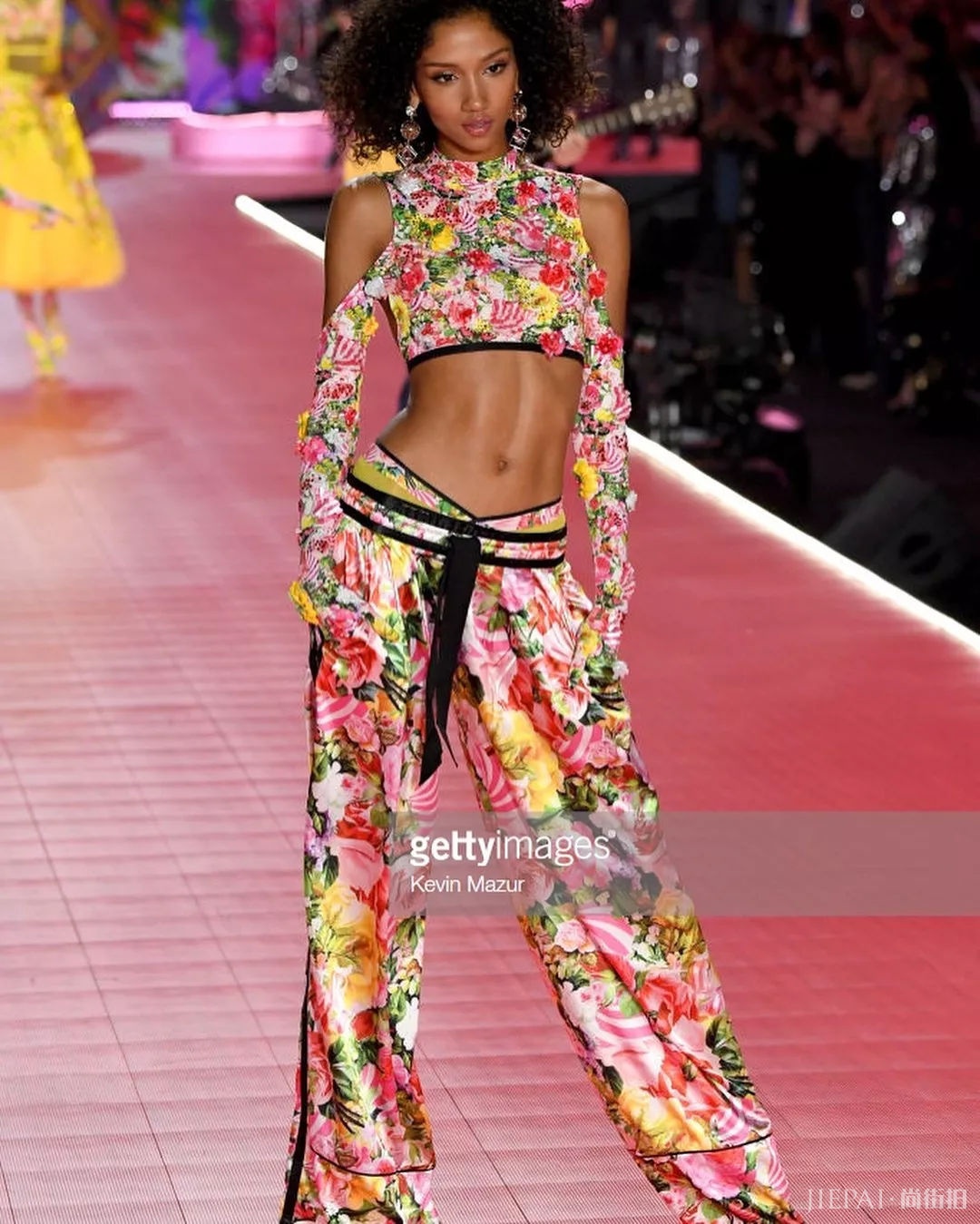 2018维密秀60套绝美Look盘点！各国超模争奇斗艳美到霸屏！