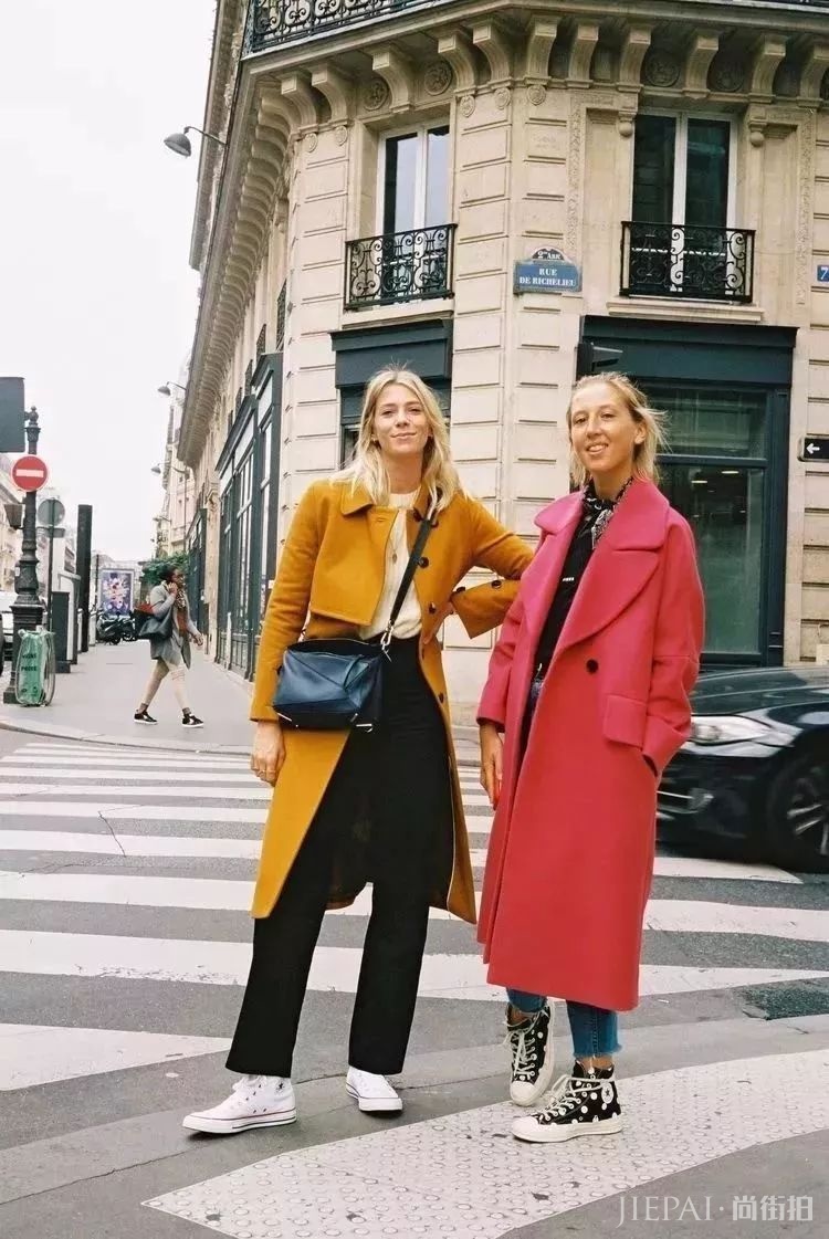 大衣配运动鞋时髦不止一点点!
