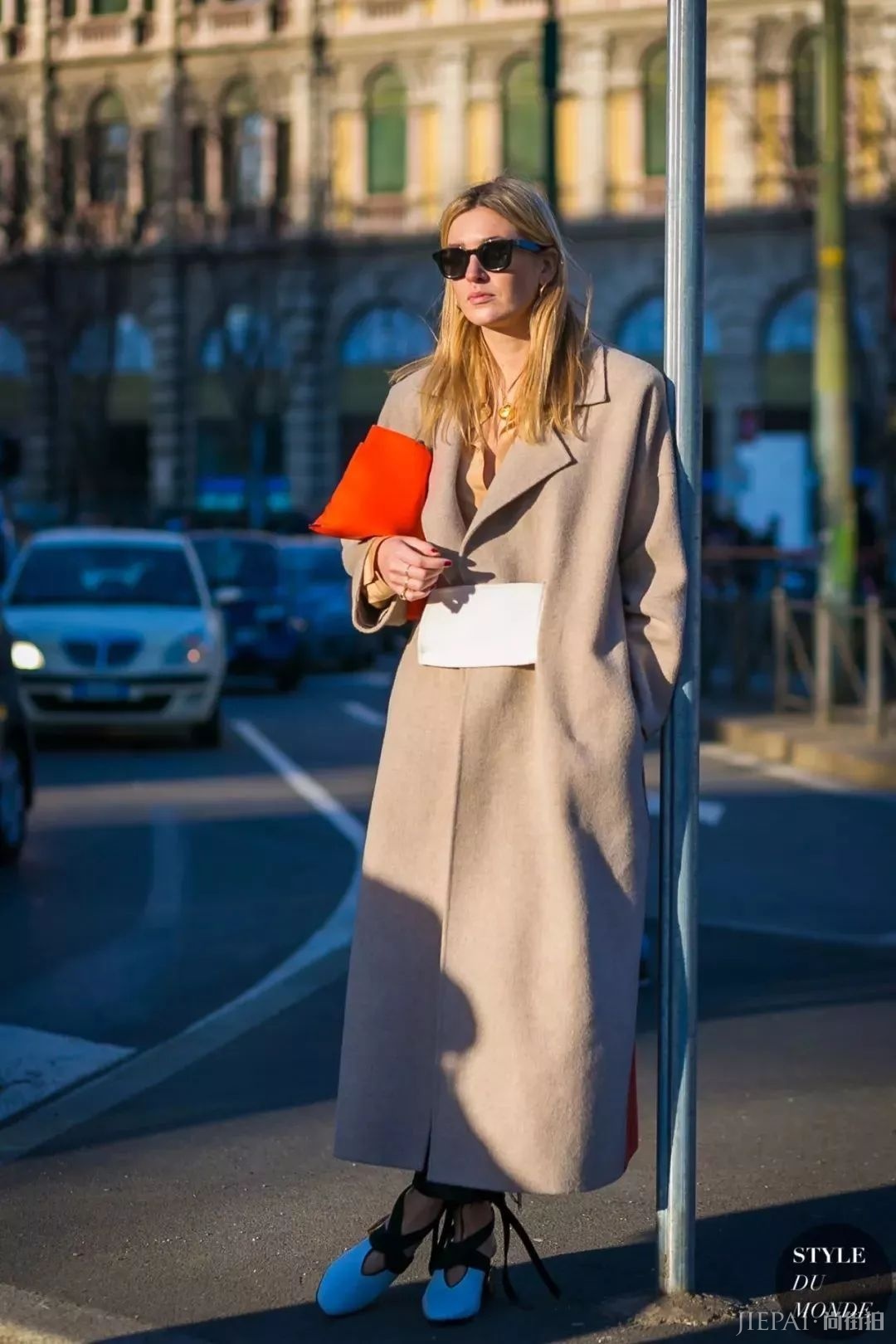 驼色大衣横扫街头,怎样搭配才能气质出众?