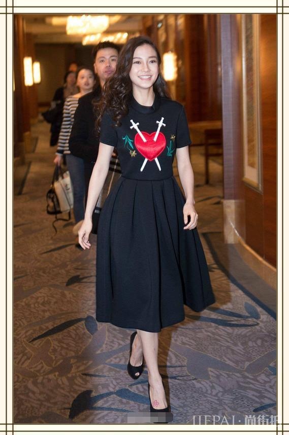 杨颖穿一字肩长裙秀逆天锁骨,网友:这深度可以养金鱼了