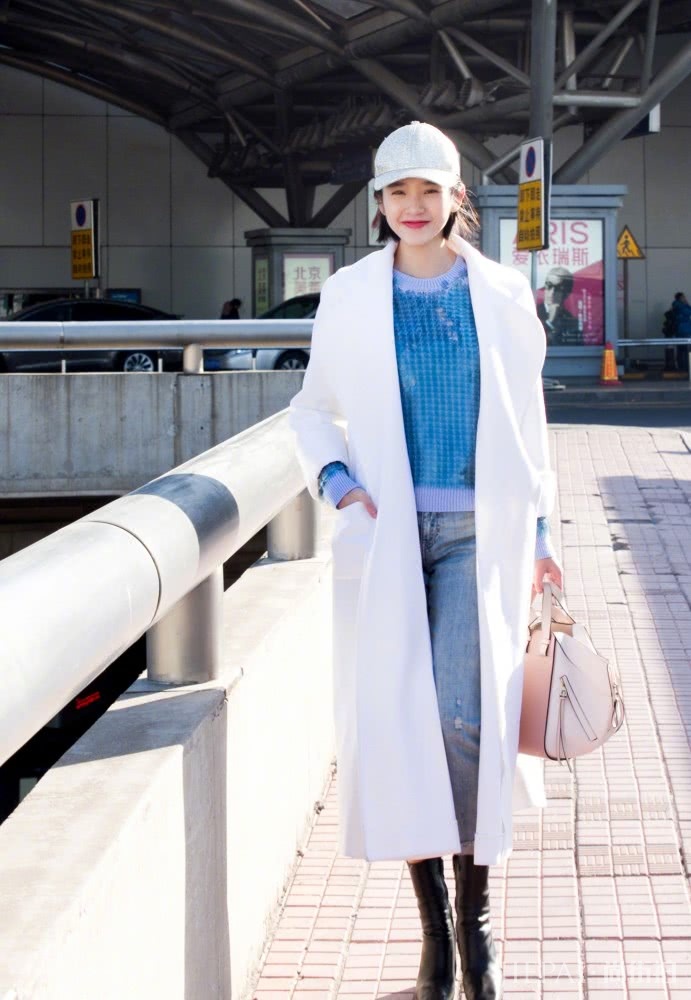 唐艺昕穿粉色大衣青春气息十足,学她这样穿你也能打扮的很漂亮