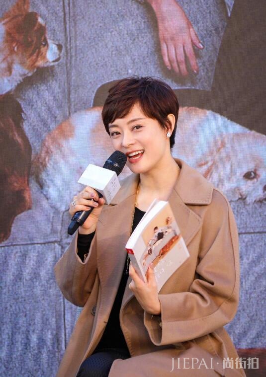 驼色大衣,被孙俪的气质给征服了?宋祖儿穿得游刃有余