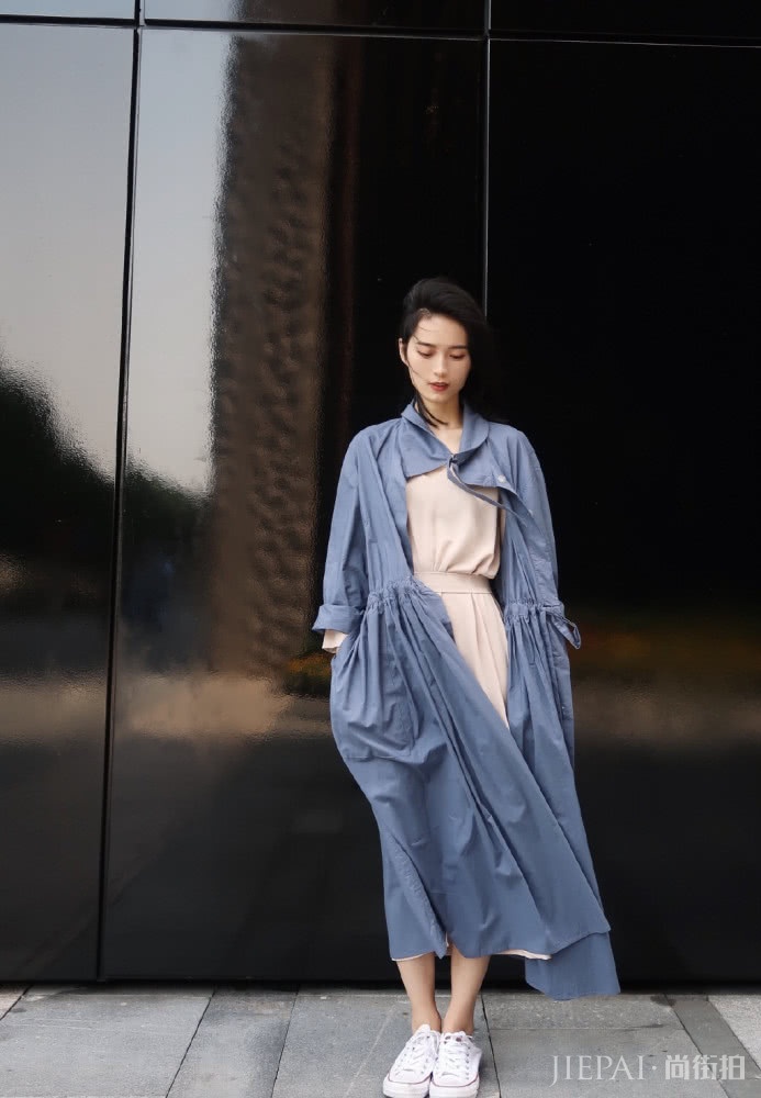 上班族女性日常穿搭,大衣搭配连衣裙知性又干练,让你专业度满分