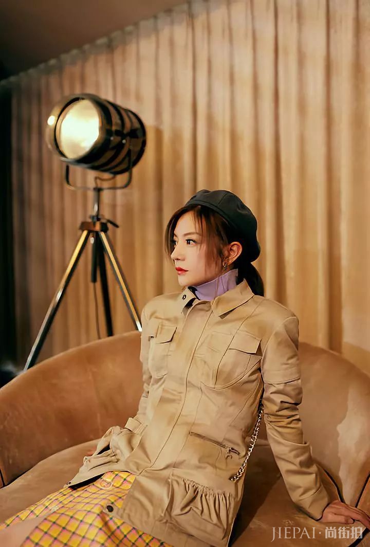 赵薇穿彩虹外套在天桥摆“大”字，皮一下笑成花了