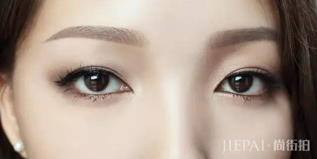 气质满满的高阶烟熏妆，美妆控们跟着一步步学起来吧