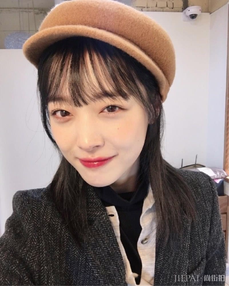 24岁崔雪莉晒美照，两套私服甜美又帅气，秒变“蜜桃女孩”