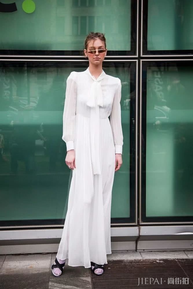 天气冷了美美的凉鞋不舍得收？加双袜子就能解决了