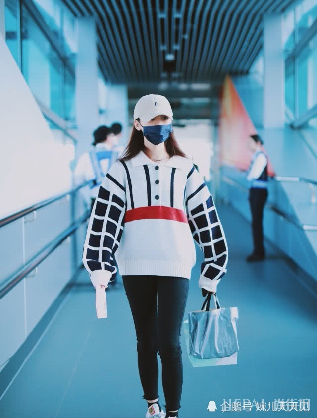 当初被质疑的杨超越衣品越来越好了，秋冬穿搭美出了新高度