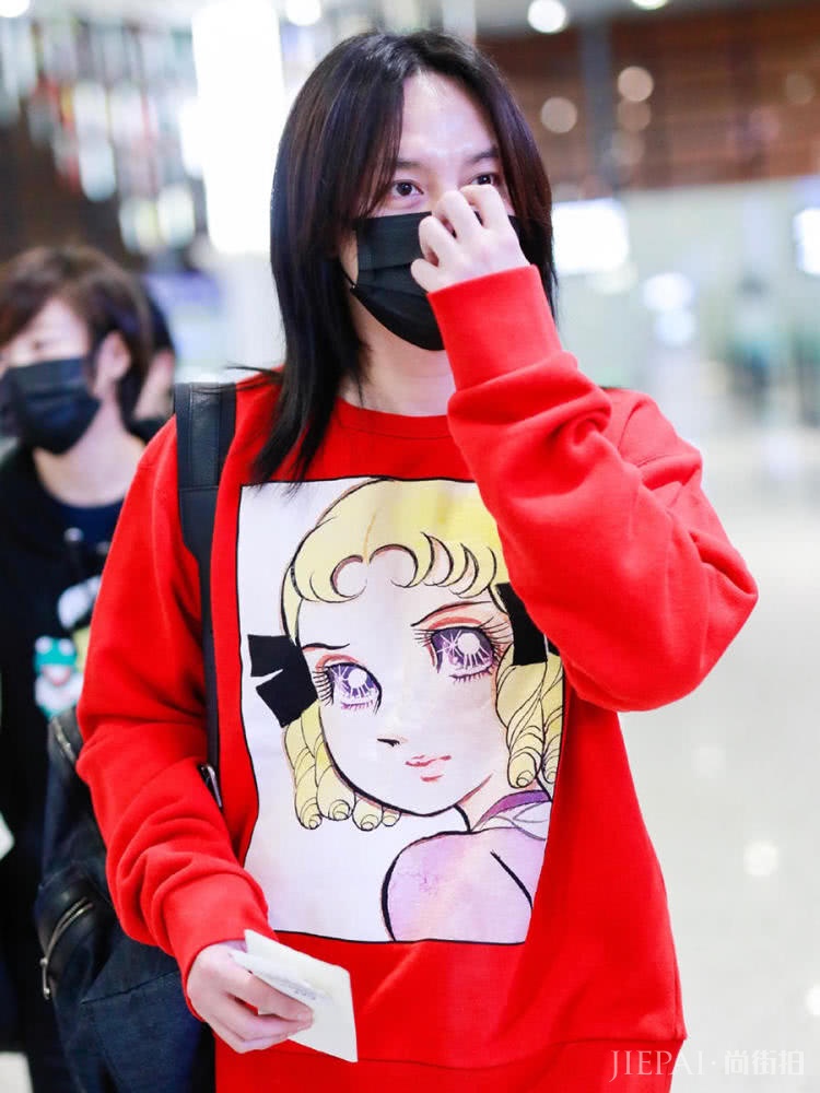 尹正真个性,穿女款卫衣走机场,长发飘飘难掩帅气