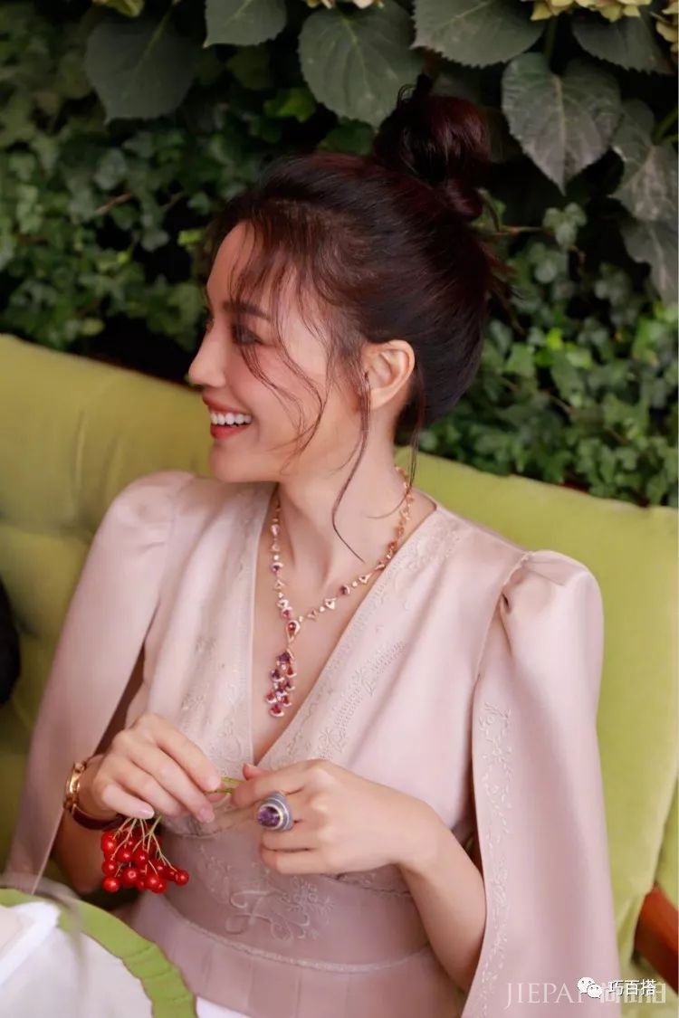 舒淇颜值回春了,一袭星空裙出席珠宝展,身材纤瘦得认不出