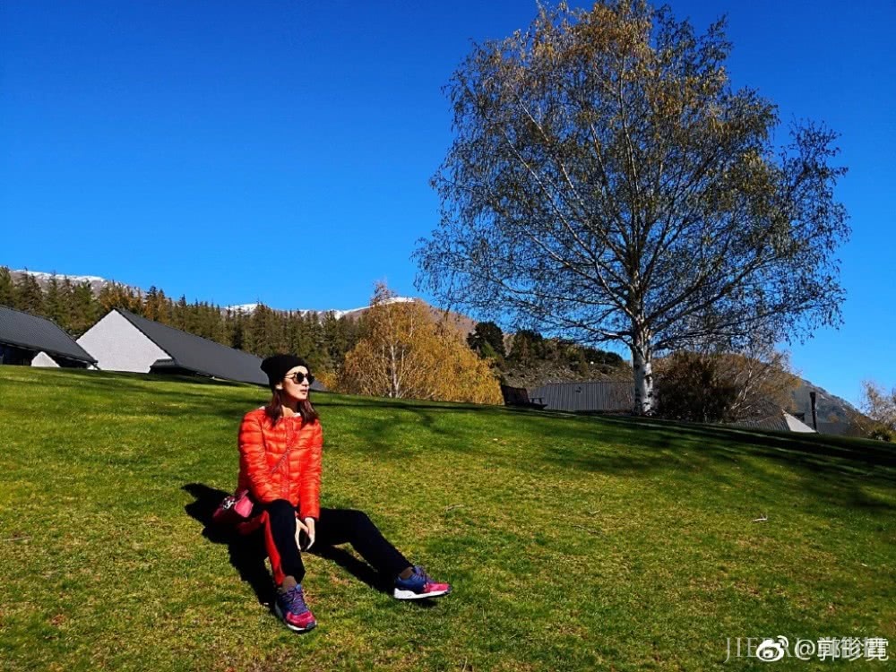 36岁的郭珍霓橙色羽绒服黑色休闲裤,美得接地气