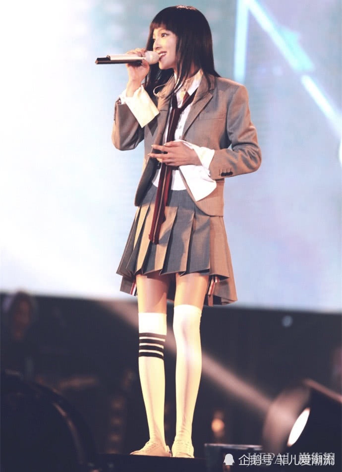 张韶涵过膝白袜配“学生装”秒变日系少女