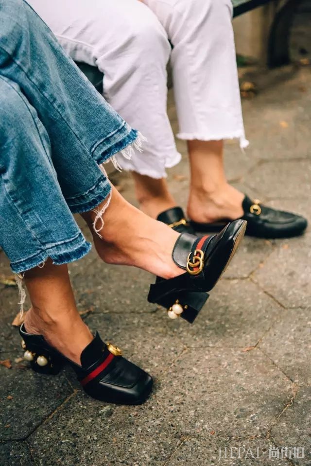别再卷裤脚了,今年流行的裤子长这样!