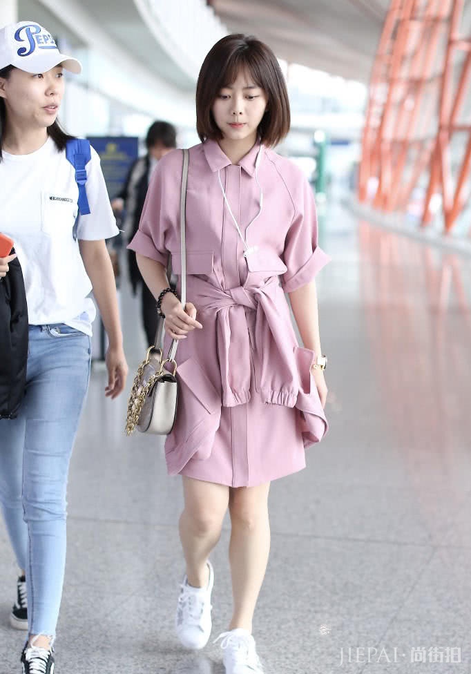 谭松韵换上衬衣百褶裙，就像校园走出来的学生