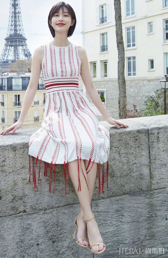 张俪机场街拍，穿简单浅蓝色风衣配八分裤，气场十足