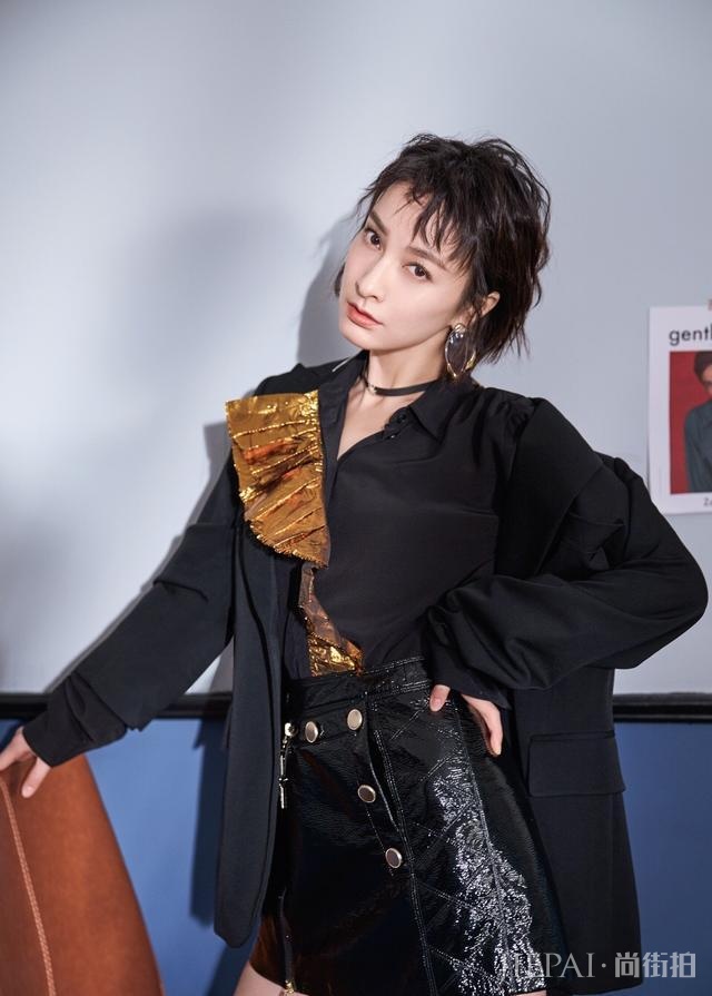 吴昕身穿T恤搭配运动裤,扎个半丸子头美极了