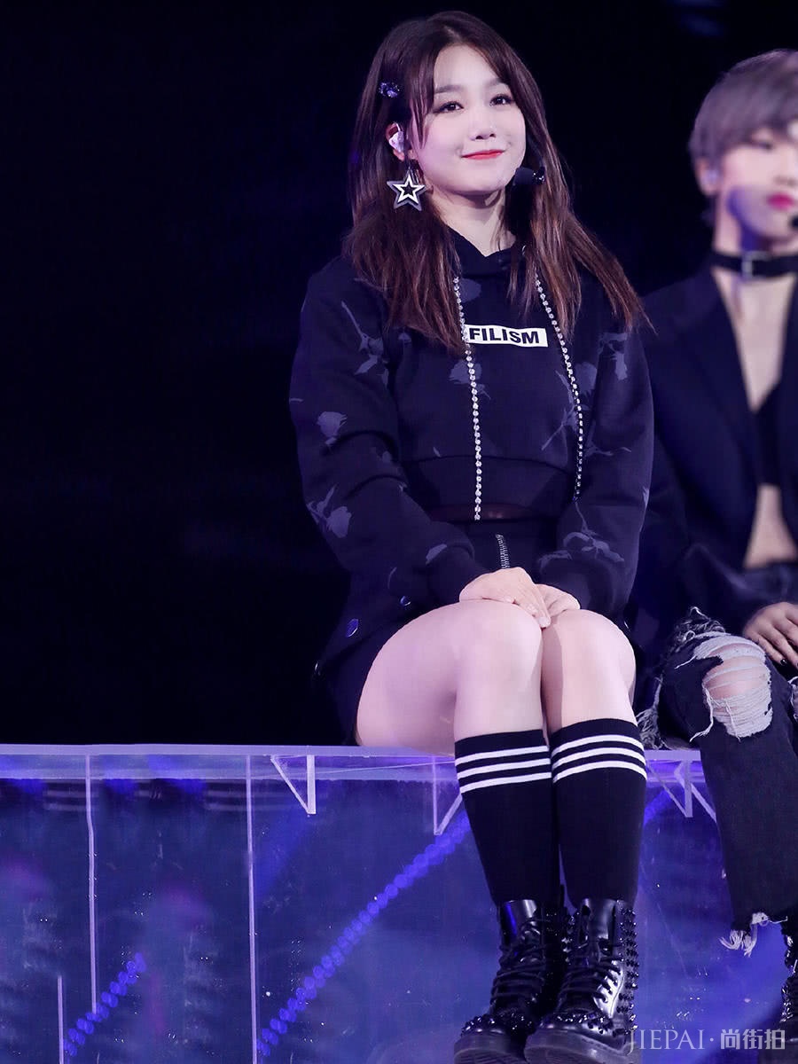 火箭少女终于合体，穿暗黑系造型，居然美出了高级感！