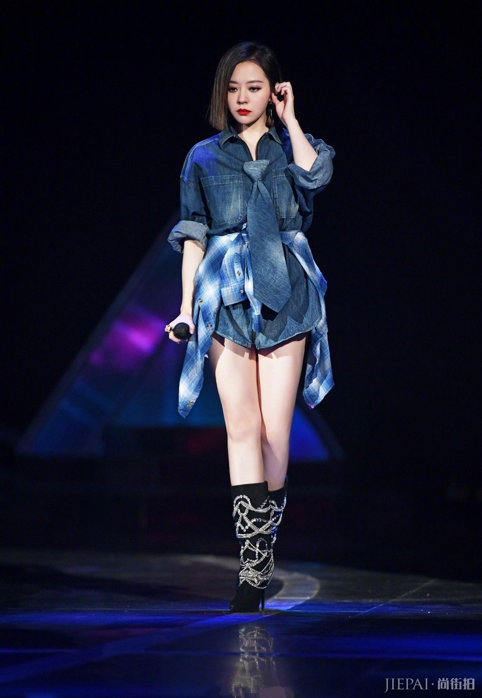 张靓颖只在腰上绑一件衬衫就敢上台唱歌，网友：腿好看怕啥？