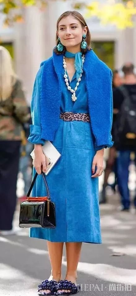 气场与质感并存的琉璃蓝，让你的秋冬时髦到底～