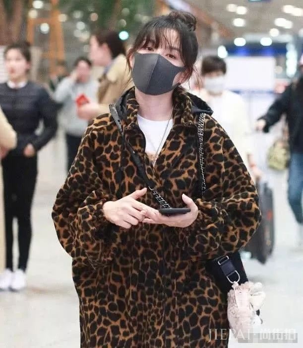 宋祖儿这豹纹上衣显老,网友:年龄不够,穿不出味道!