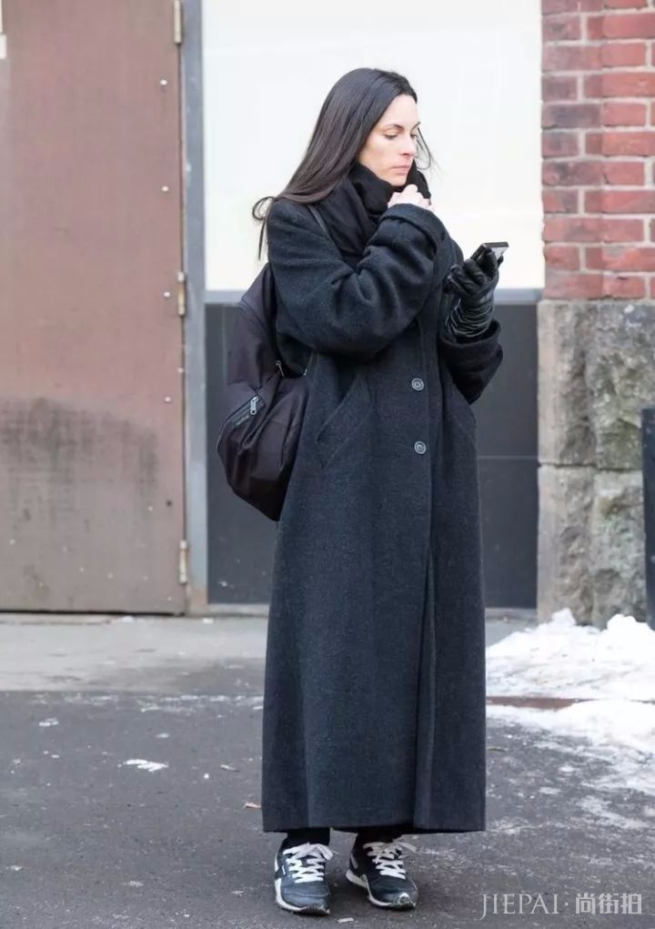 大衣配运动鞋时髦不止一点点!