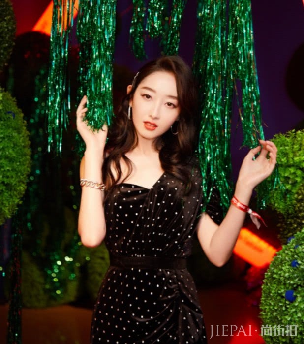蒋梦婕简直要上天,选的裙子也至少显瘦20斤!