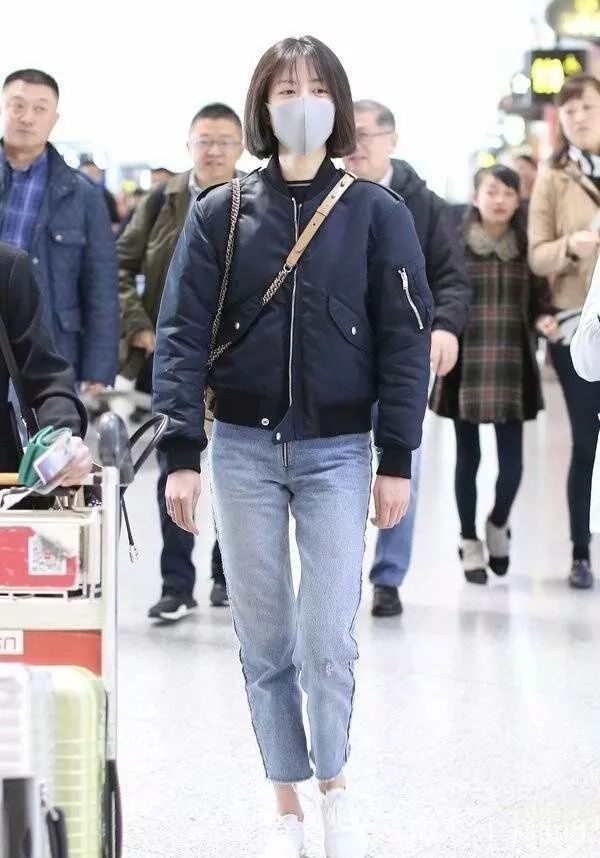 李溪芮机场街拍 在外面还要把家里的毛拖穿出来！