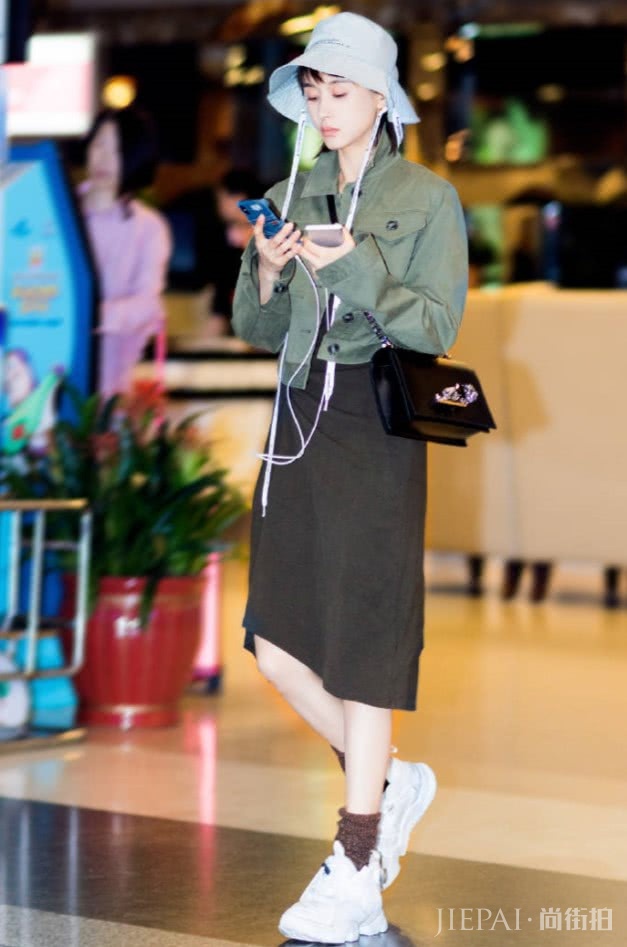 王子文穿一双“马蹄鞋”,162硬是穿出170视觉感!