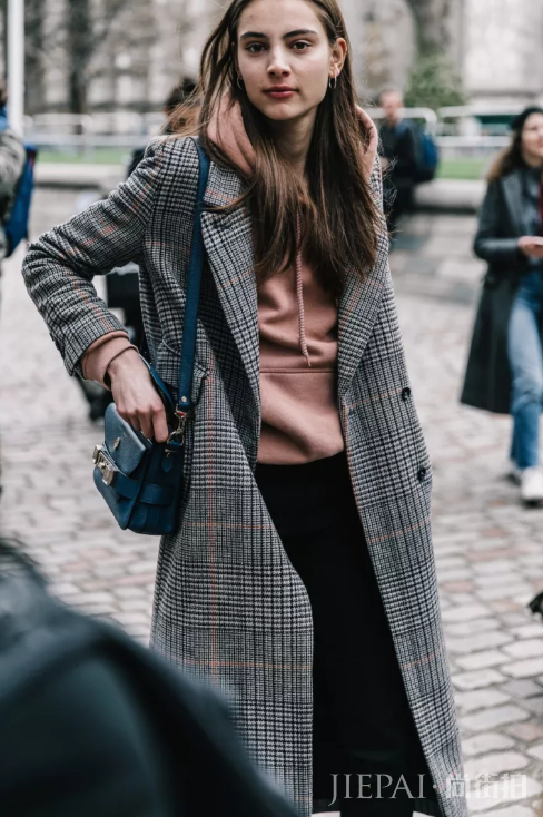 你穿卫衣+大衣的样子,时髦炸了!!