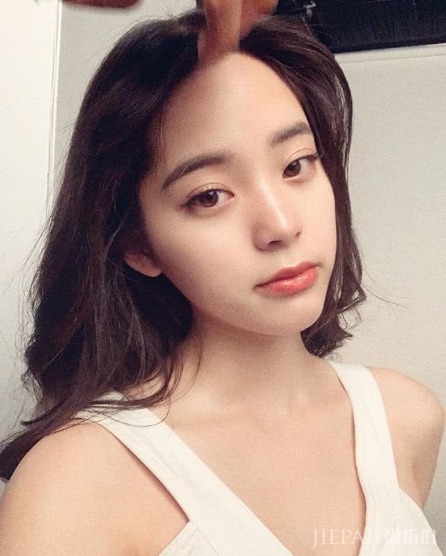欧阳娜娜成熟新造型神似李冰冰